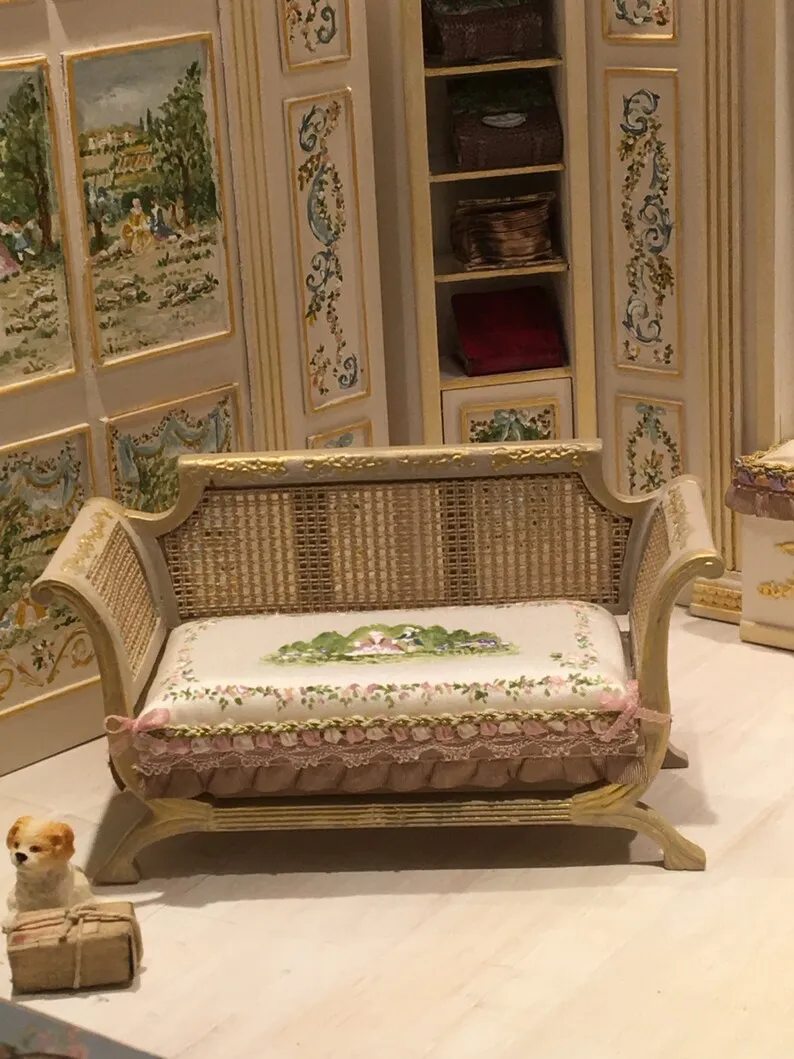 Двойной классический диван с ручной росписью и обивкой из шелка. Масштаб: 1 12 |