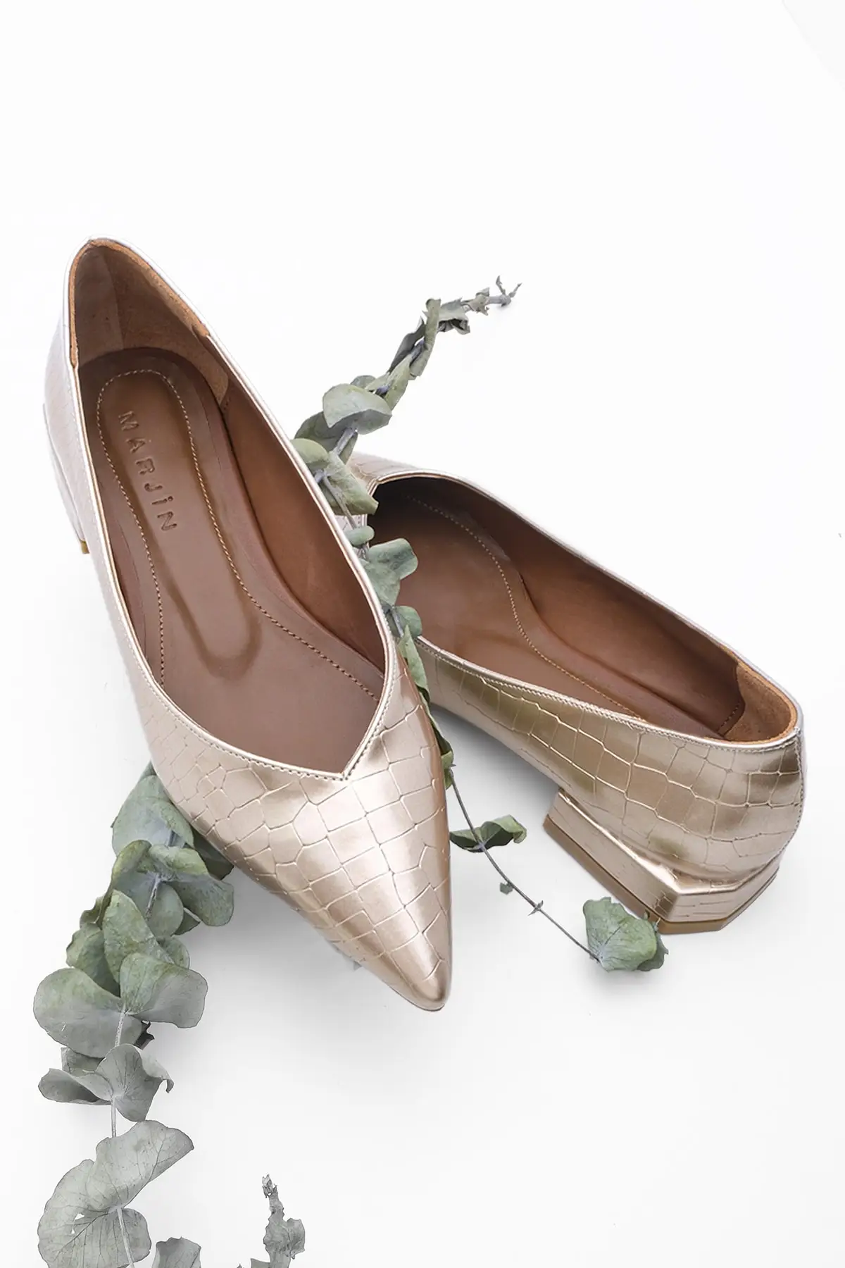 

2022 New Fashion Women Flats Pointed Toe Casual Classic Flat Heel Comfortable Look Shiny Office Special Day Flat Shoes