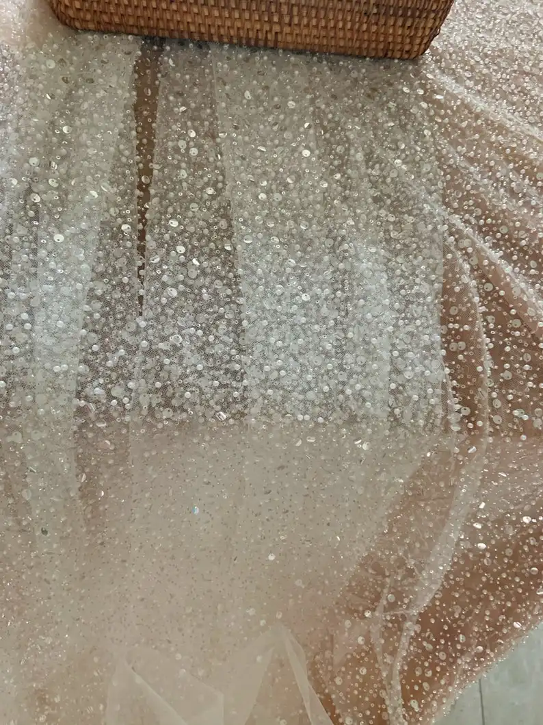 Жемчужные бусины и блестящая кружевная ткань для свадебного платья | Дом сад