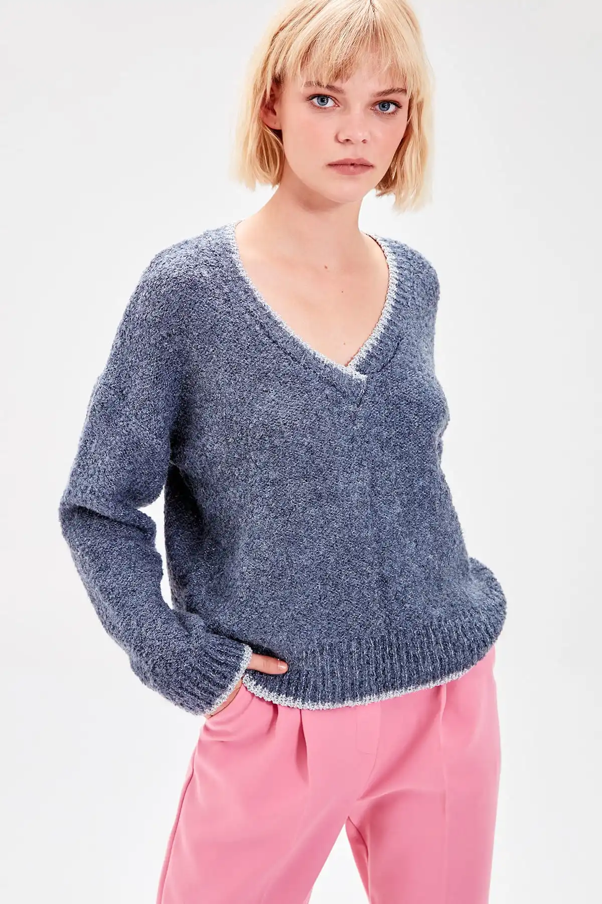 Женский серебристый трикотажный свитер Trendyol с треугольным вырезом Индиго