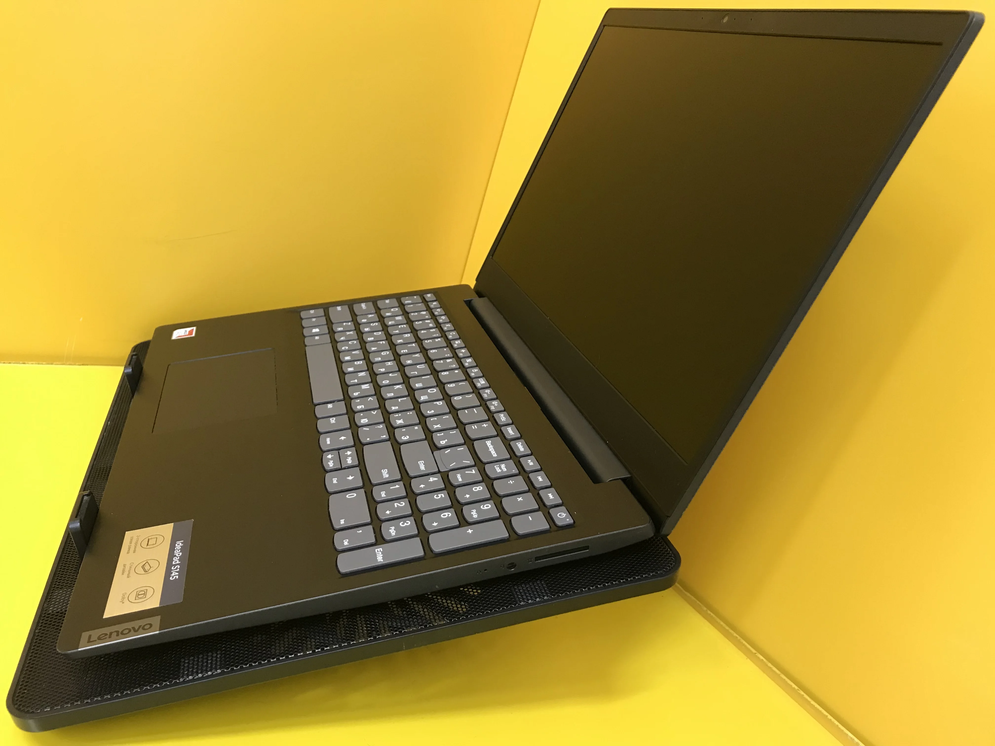 Laptop used Lenovo 15.6 &quot 1920x1080 AMD a6-9225 3.10GHz Radeon R4 graphics 4GB SSD 256GB |