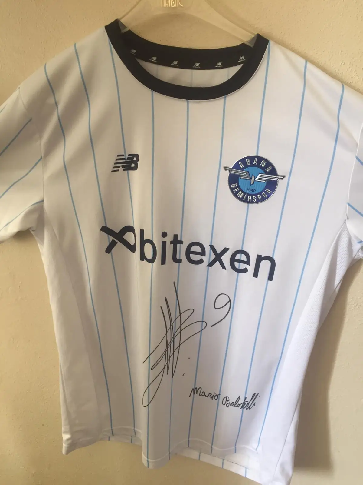 

ORIGINAL BALOTELLI UNIFORM WITH SIGN