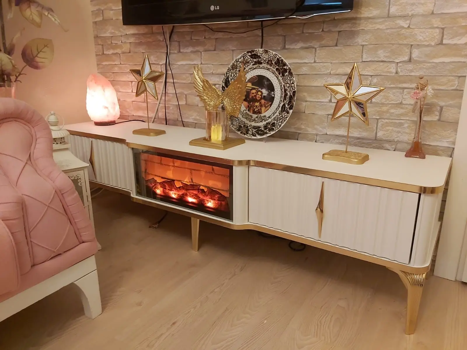 

Роскошный телевизор и подставка с подсветкой камина