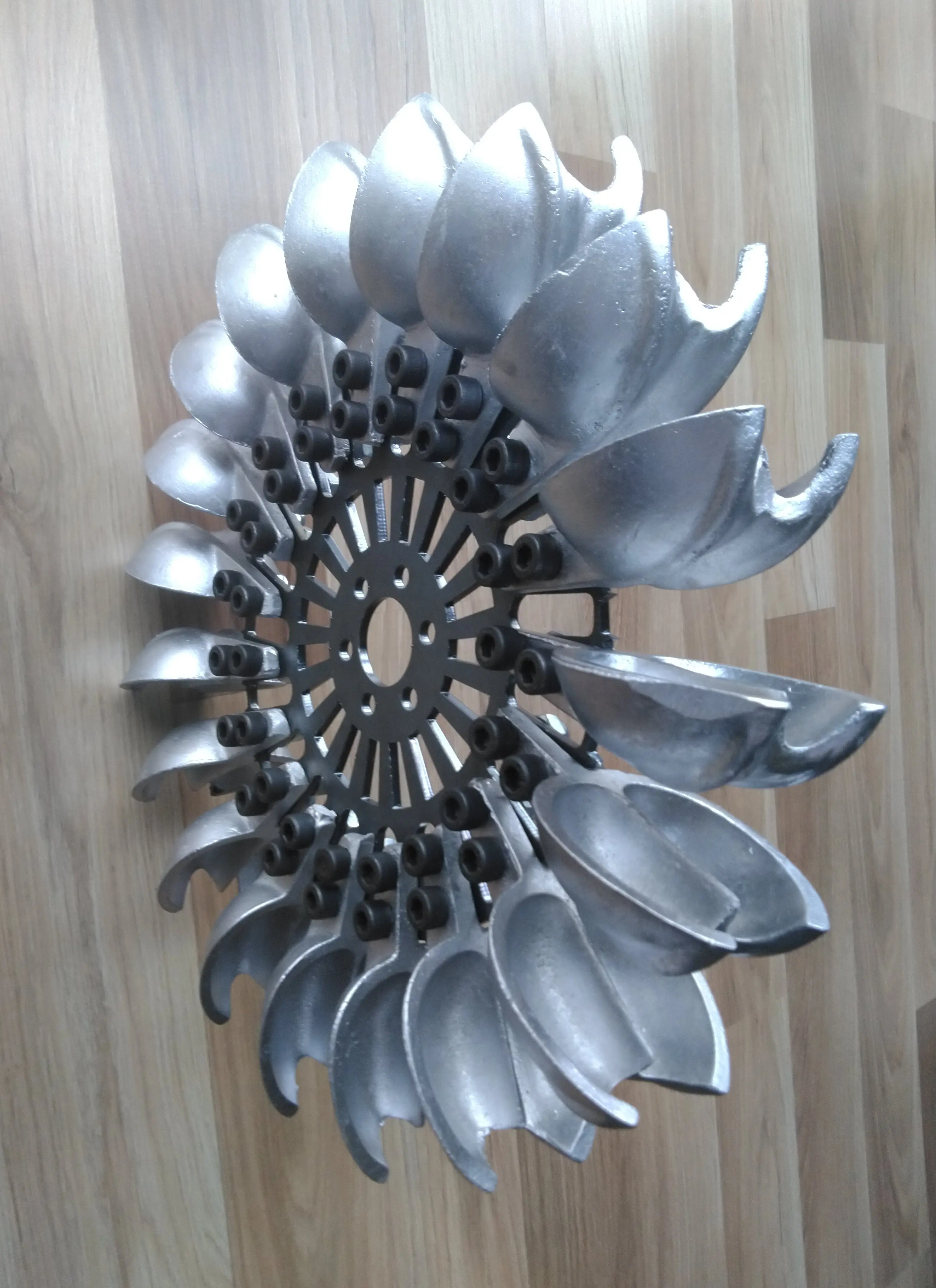 Колесо водяной турбины Pelton с 19 алюминиевыми ложками внешний диаметр = 340 мм и 13 39