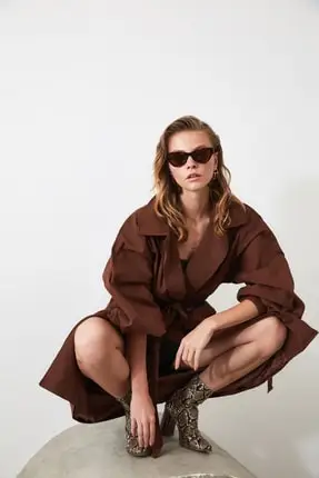 Коричневый удлиненный плащ на талии и с поясом | Женская одежда