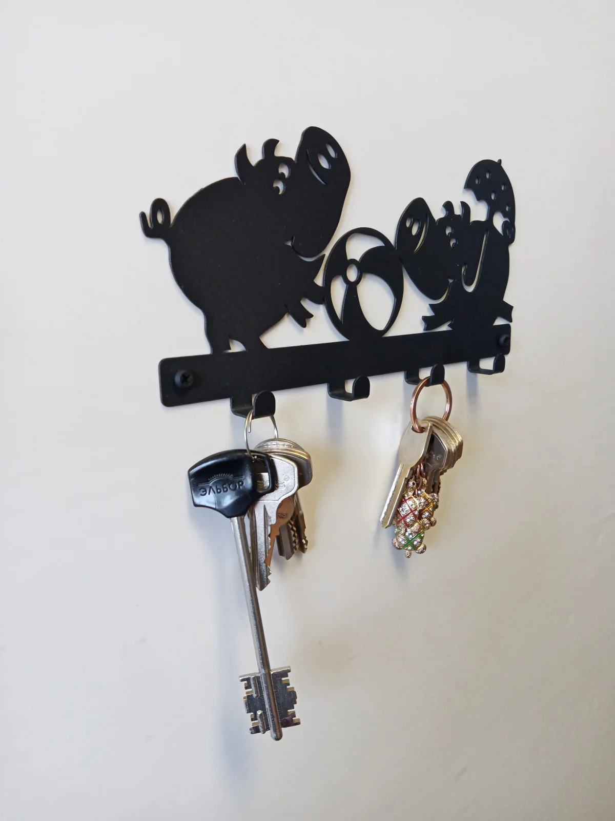 Ключница настенная металлическая &quotСвинки&quot вешалка крючки 4 держатель для