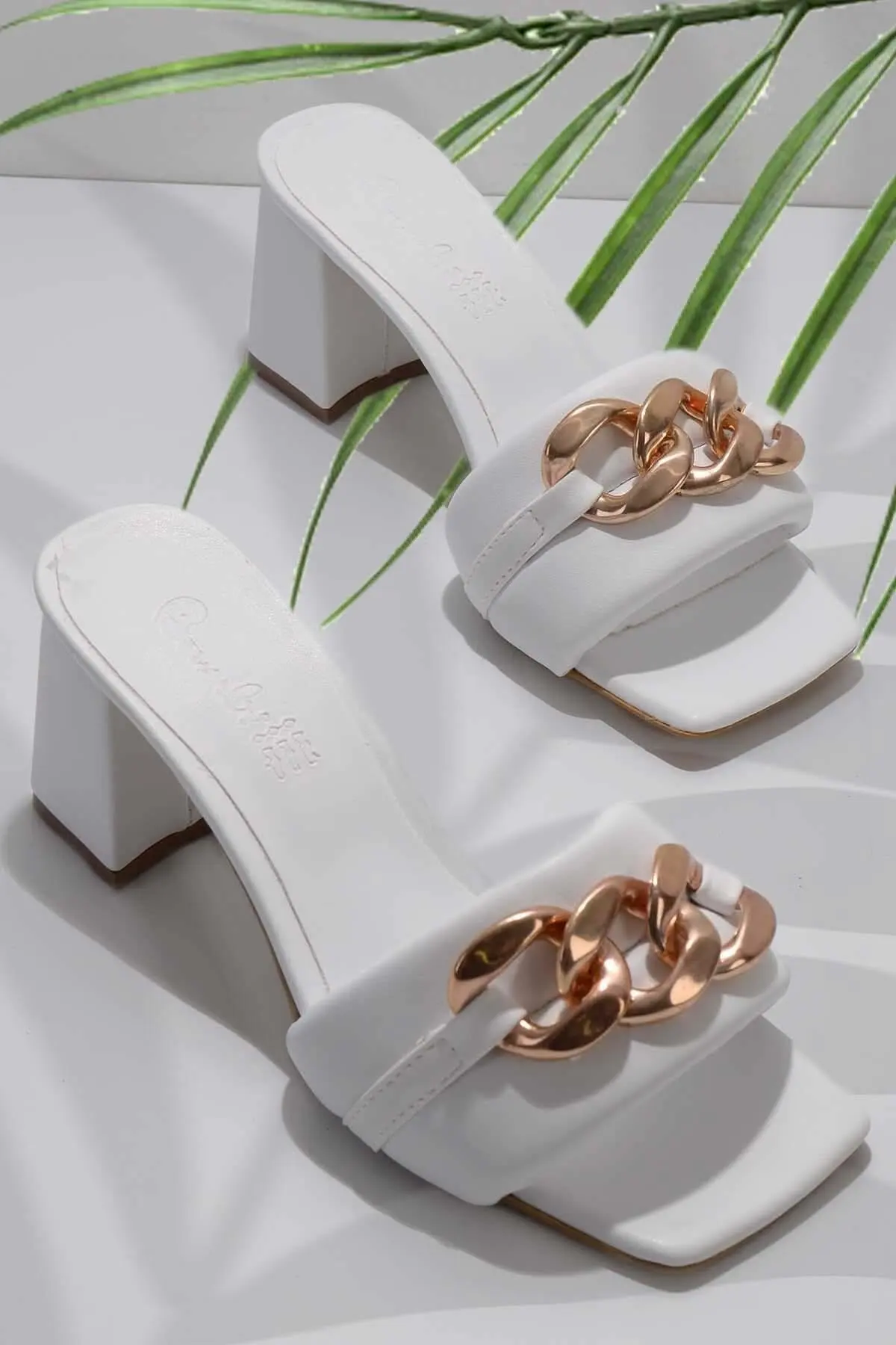 

2022 trend women's slippers special design chain 6cm heeled sandals soft shoes stylish and comfortable that do not tire the feet