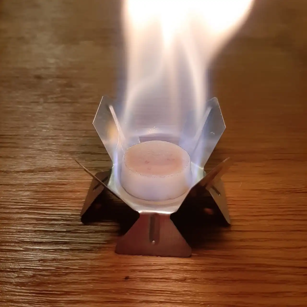 Burner tourist for heating food and water dry fuel |