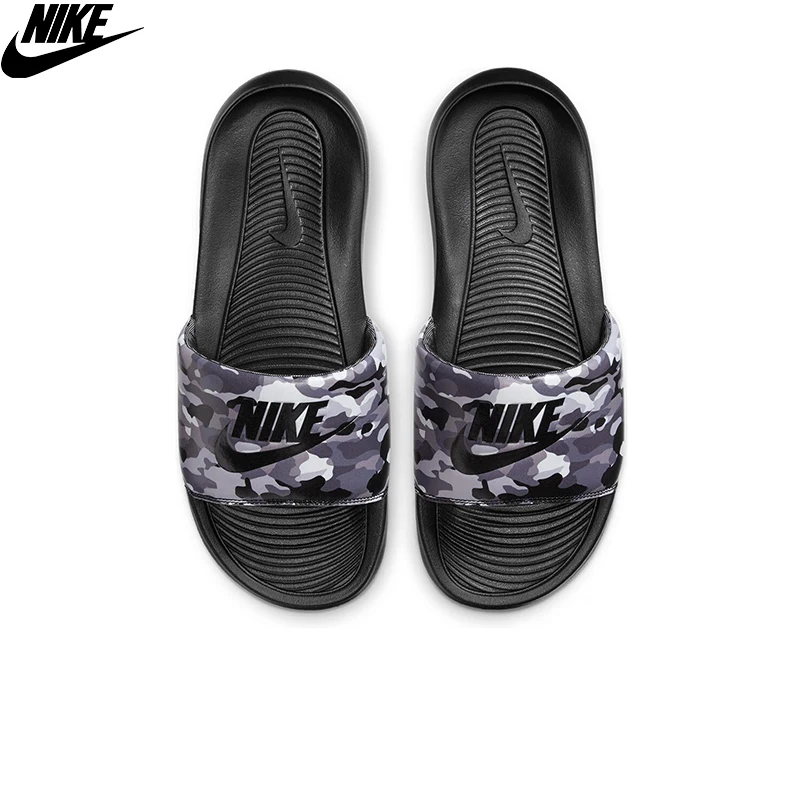 Оригинальные шлепанцы Nike Victori One с принтом серый камуфляж (черный/серый туман)