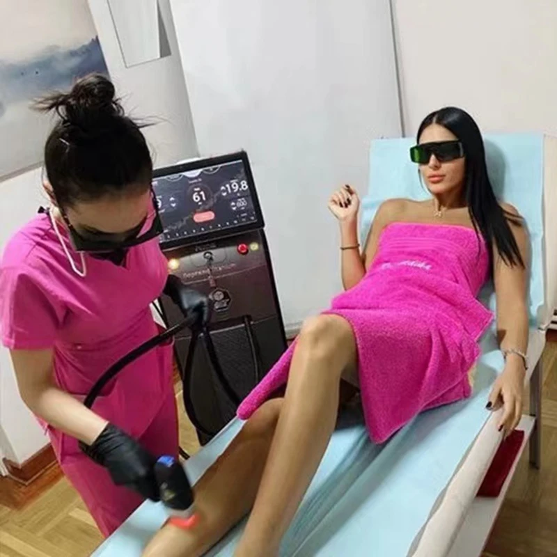 

Three-Wavelength 755 808 1064NM Diode High Power 1600W Laser Titanium Diode Laser Ice Hair Removal Machine For Spa Salon Clinics