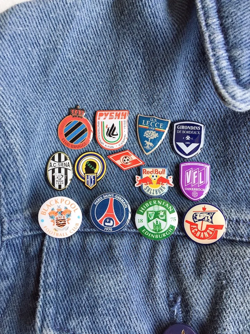 

Футбольные значки, красный и белый офсетный принт, логотип, металлический модный значок, 18 мм, булавка для лацкана, мужской костюм