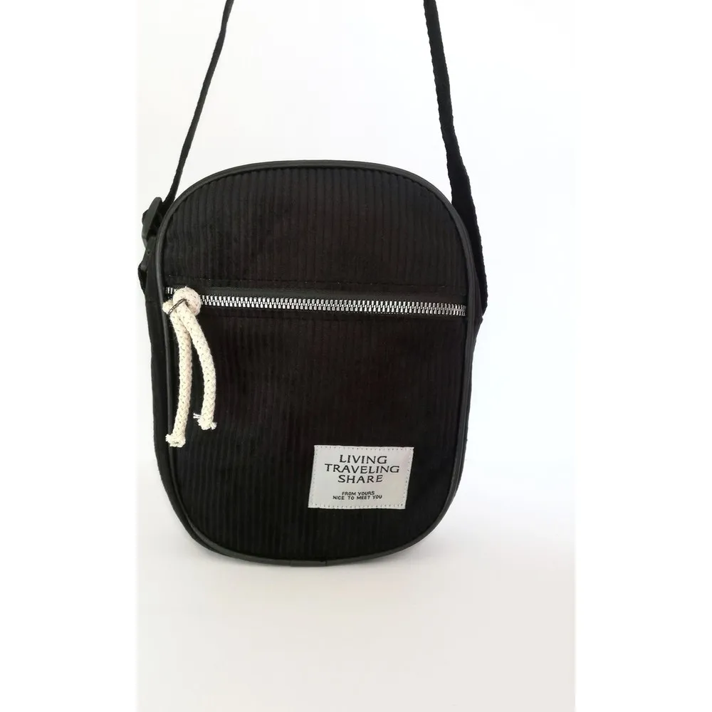 Zena Siyah Kadife Askılı Omuz Çantası Çift bölmeli.  Ayarlanabilir askı.