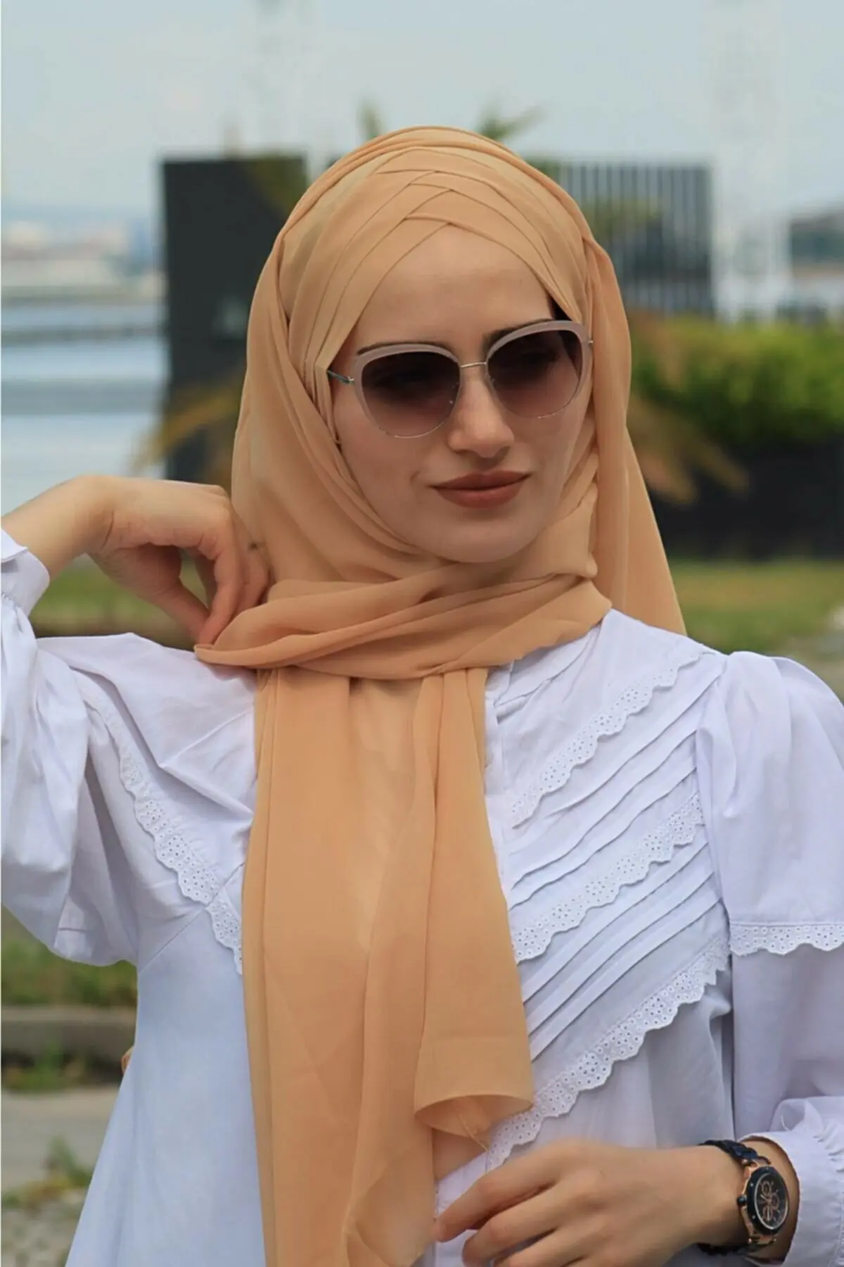 

Sahara Three Band Shawl Model Gold