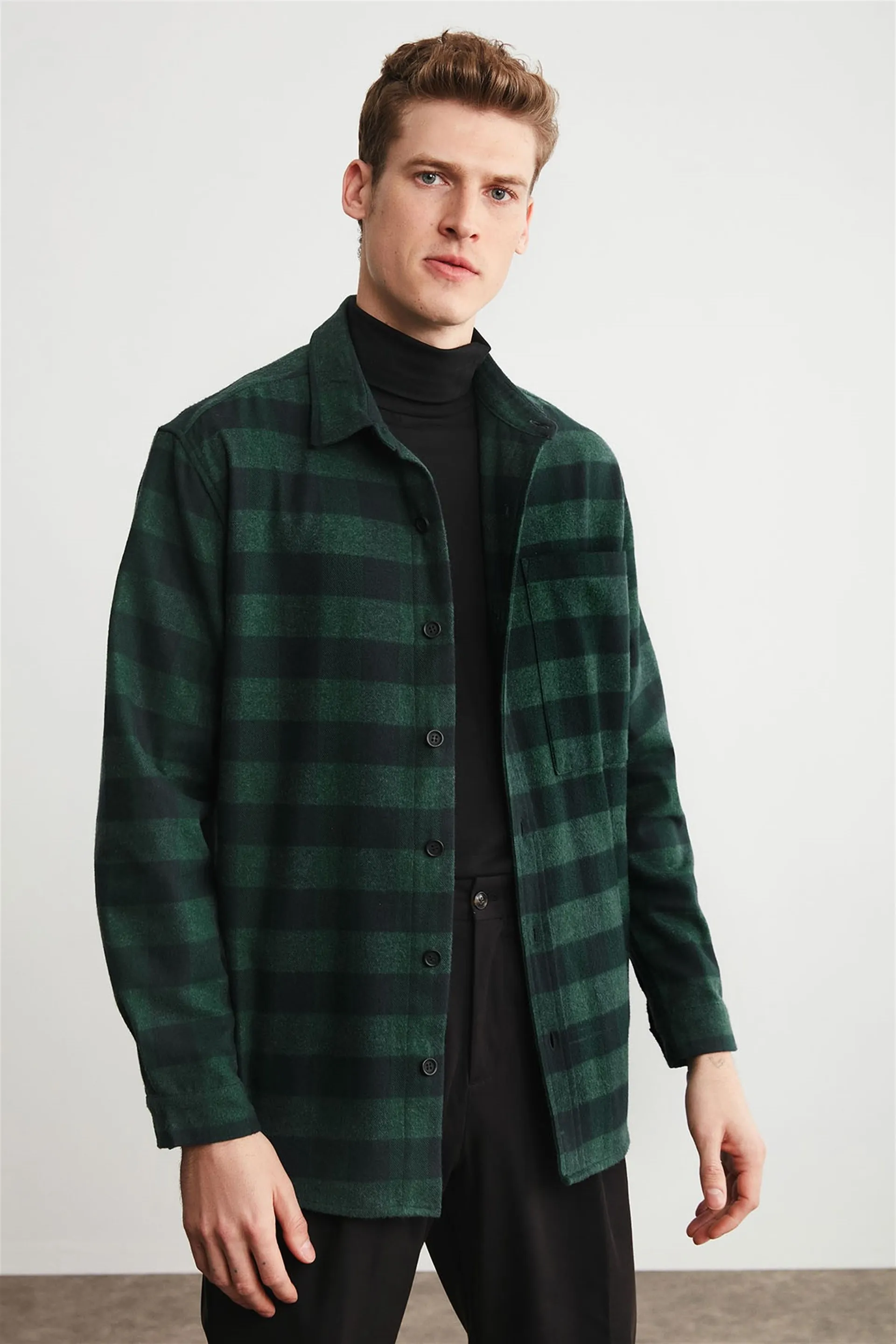 Мужская клетчатая рубашка оверсайз в крупную клетку с карманами цвет