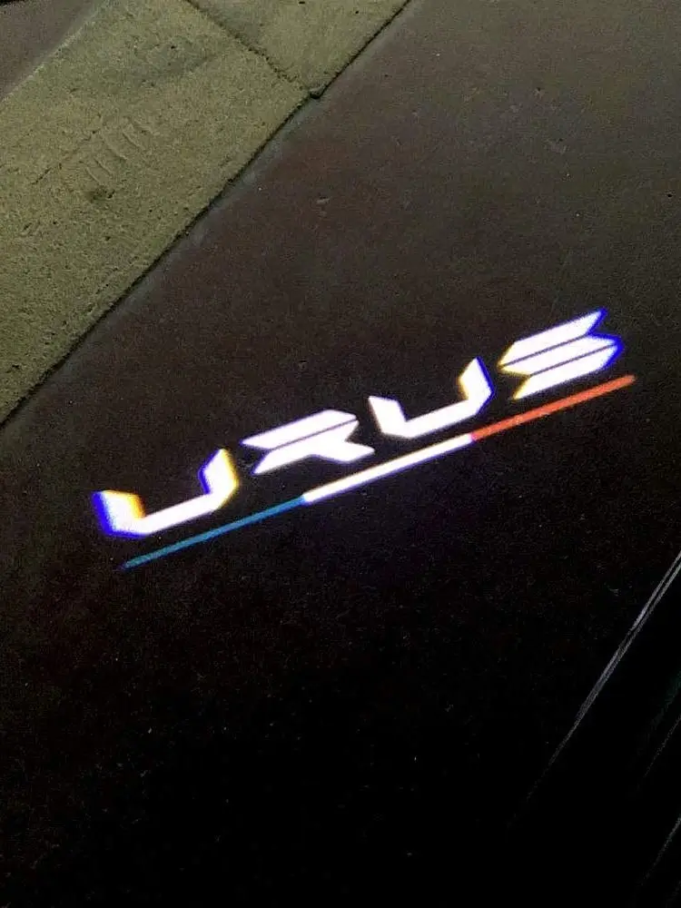 

2 шт., автомобильный проектор, светодиодный проектор для двери, защита от тени, Лазерная Эмблема, набор ламп для лужайки, освесветильник для двери для Lamborghini URUS