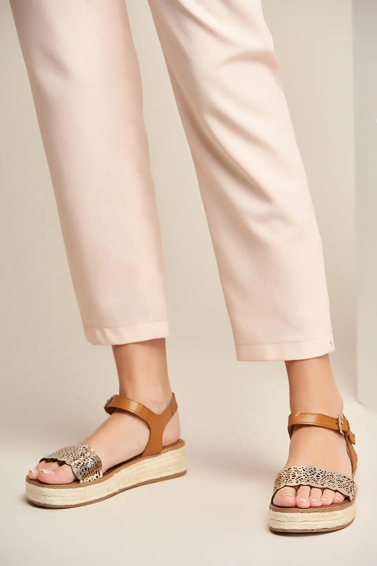 Светло-коричневые женские босоножки из натуральной кожи с жемчугом 120130002074 |