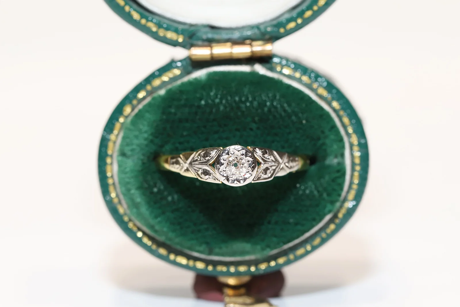 

Оригинальное античное викторианское Золотое кольцо 18 карат с натуральными бриллиантами в очень хорошем состоянии... Общий вес 1,9 грамм.