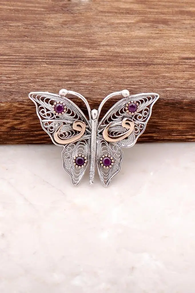 

Брошь ручной работы из серебра 315 пробы с вышивкой в виде бабочки