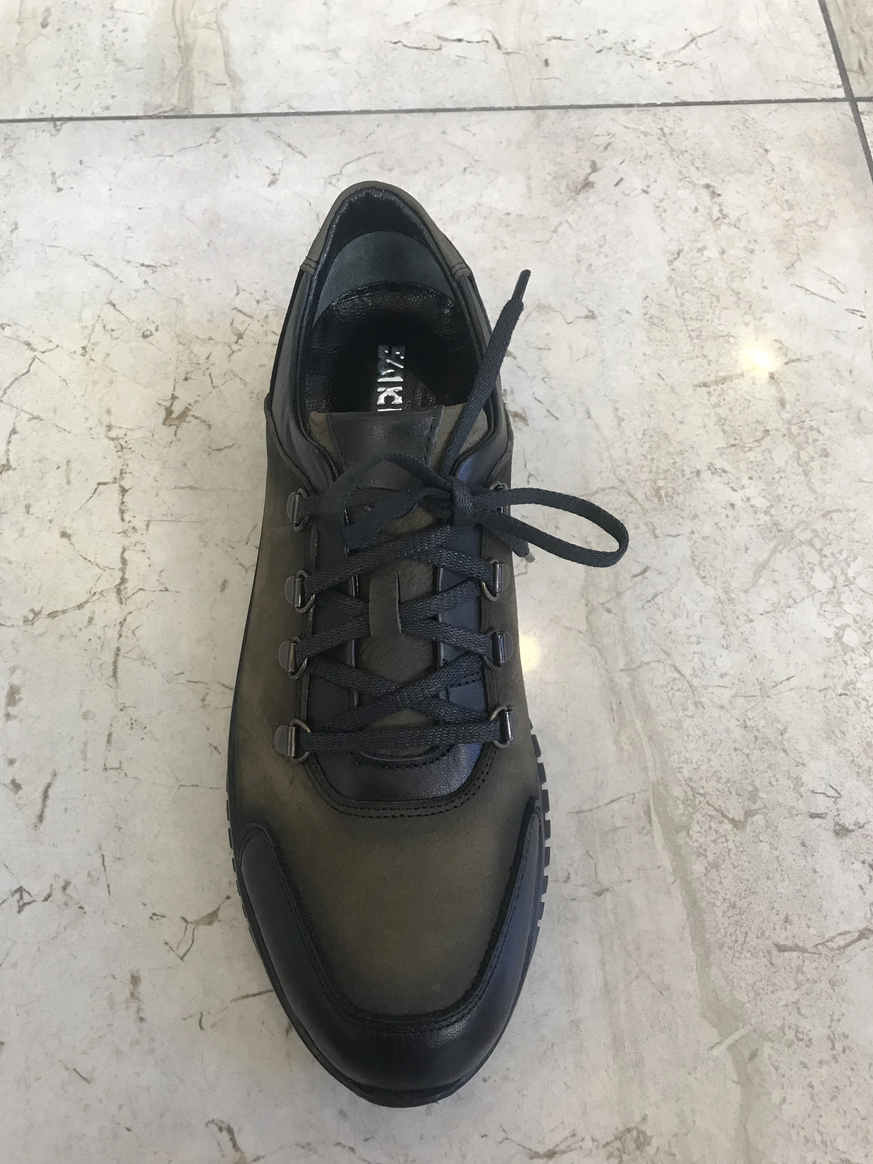 

Men's casual Green shoes with ruby ​​heel inside and outside soft soft.