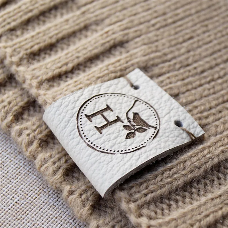 VINFUTUR 100pcs Etiquetas Handmade Cuero Etiquetas Personalizadas Hechas a Mano con Agujero para Costura Tejido Manualidad Artesanía DIY