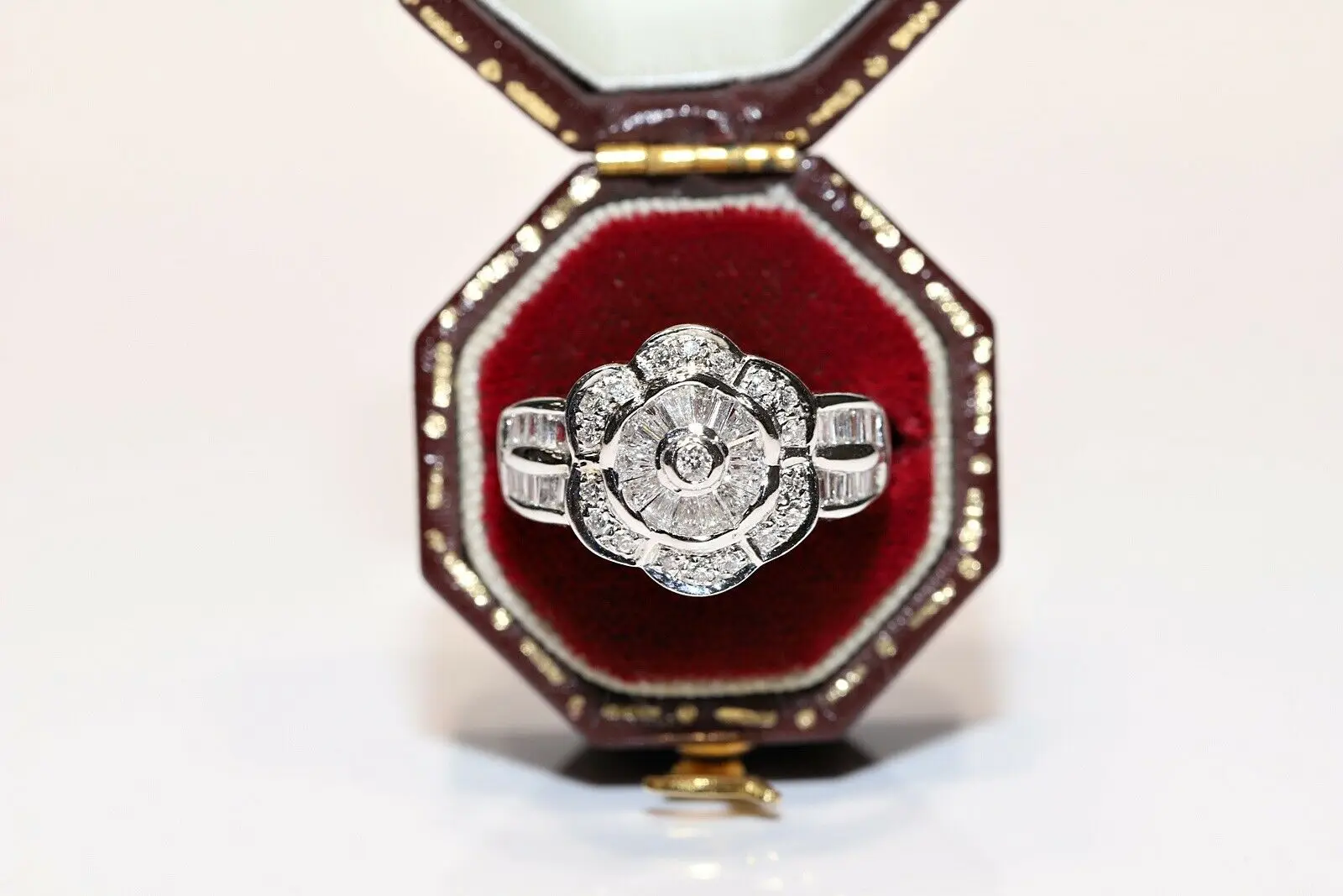 

VINTAGE 18K WHITE GOLD NATURAL DIAMOND DECORATED STRONG RING