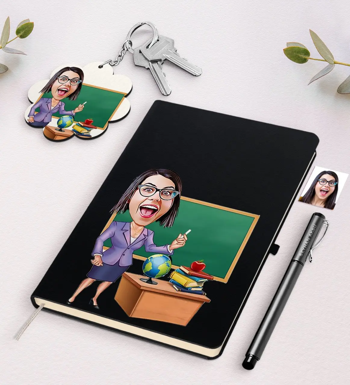 

Personalized Women 'S Teacher Caricature Of Black Notebook Pen And Keychain Gift Seti-1