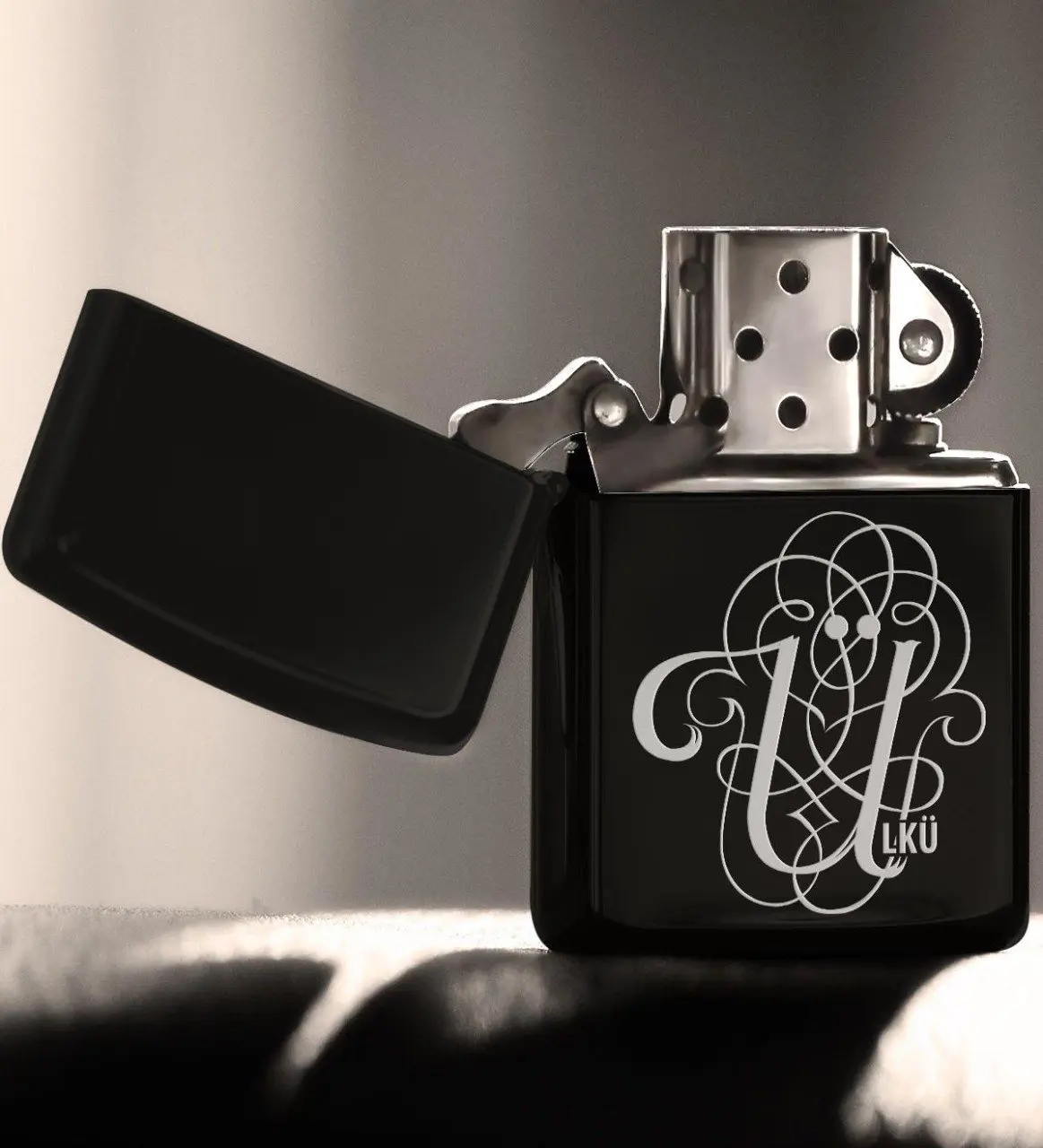 Персонализированные буквы бензина черный металлический прикуриватель (модель 3)