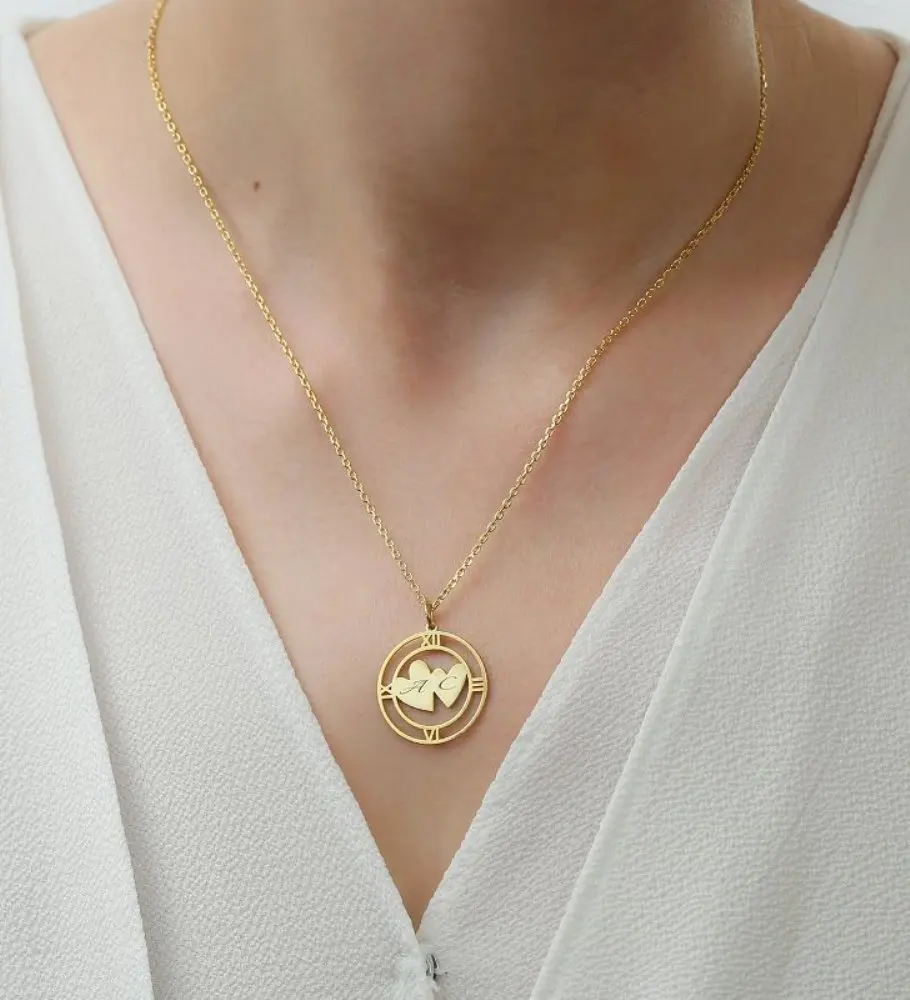 

Индивидуальное ожерелье с детализированными буквами и часами в виде сердца из искусственного серебра