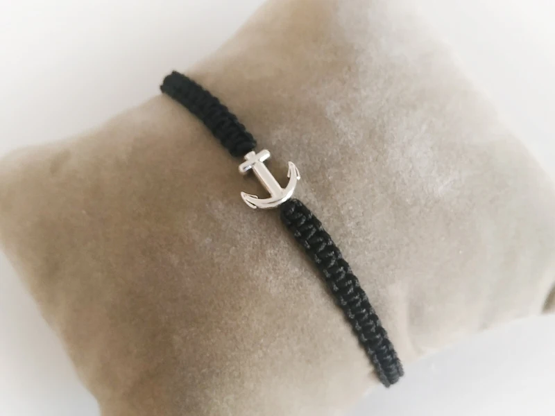 

sailor bracelet. macrame hand-knitted bracelet with anchor figure. in different colors.