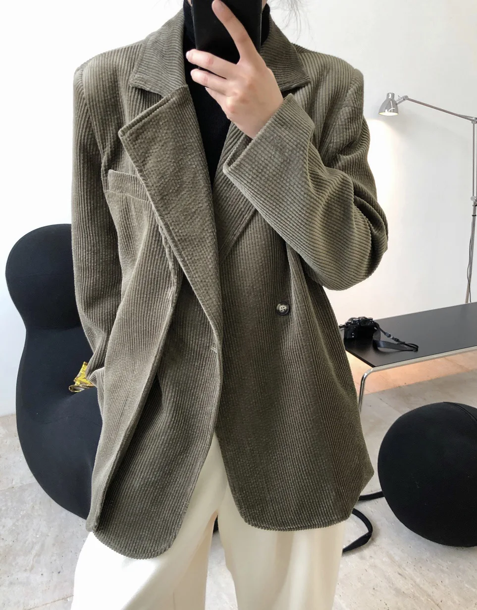 

woman costume jacket loveMODA