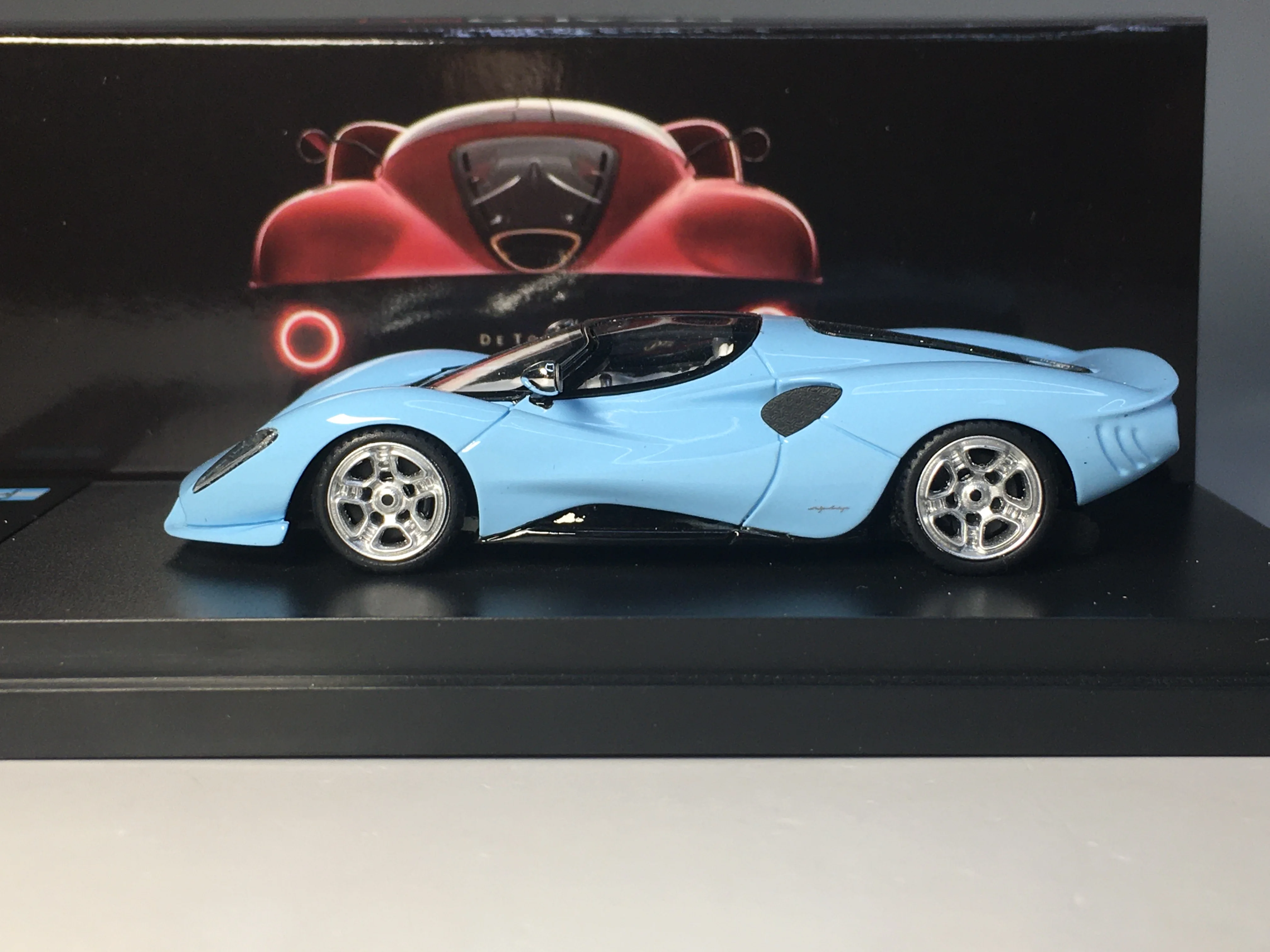 

Коллекционная полимерная модель автомобиля Peako 1/64 Detomaso P72, ограниченная серия