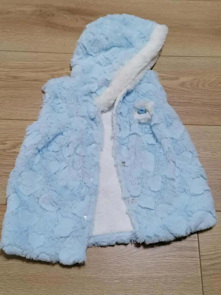 

ÇOCUK KOLSUZ KAPÜŞONLU YELEK PELUŞ YELEK KÜR YELEK ÇIT DÜĞMELİ ŞAPKALI YELEK
