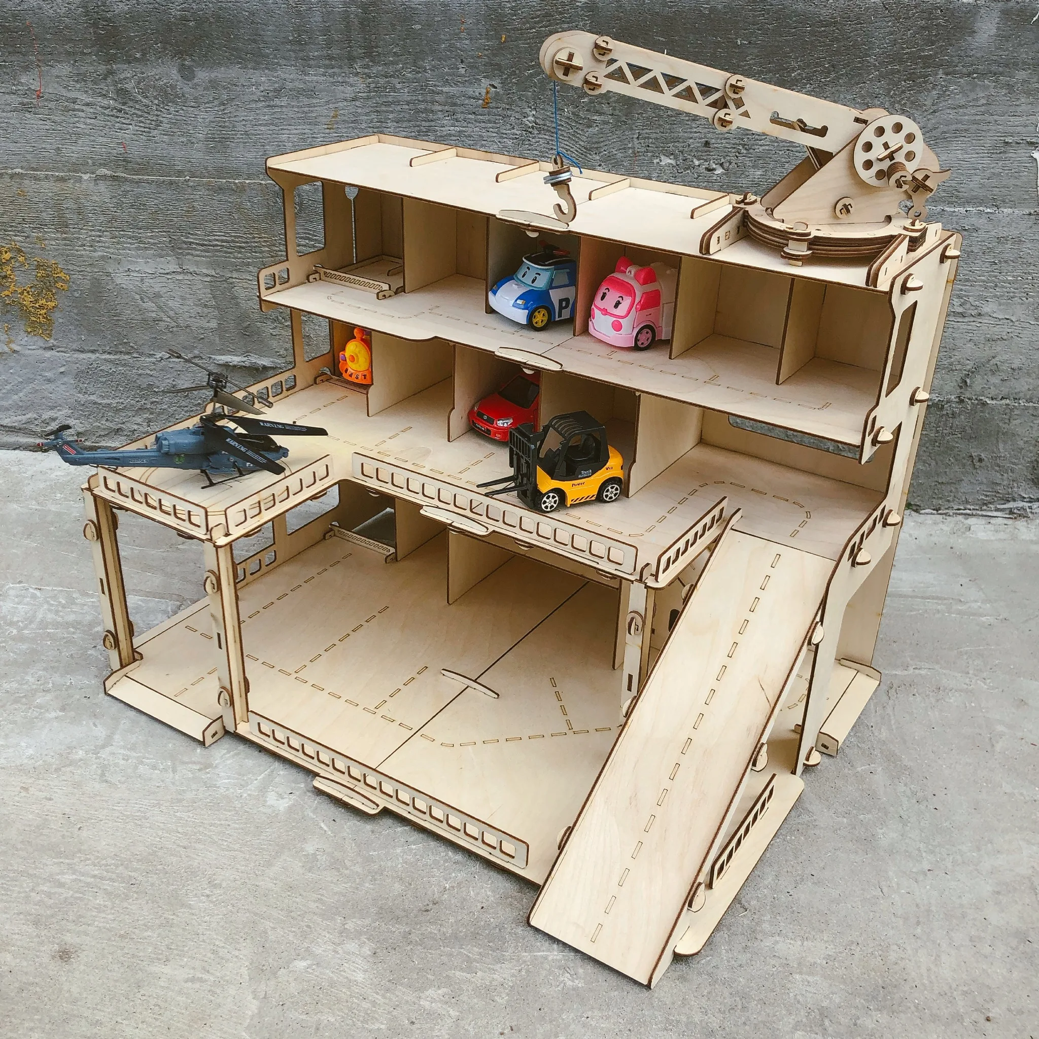 Трехуровневая Автостоянка из фанеры с лифтом посадочной площадкой для вертолета