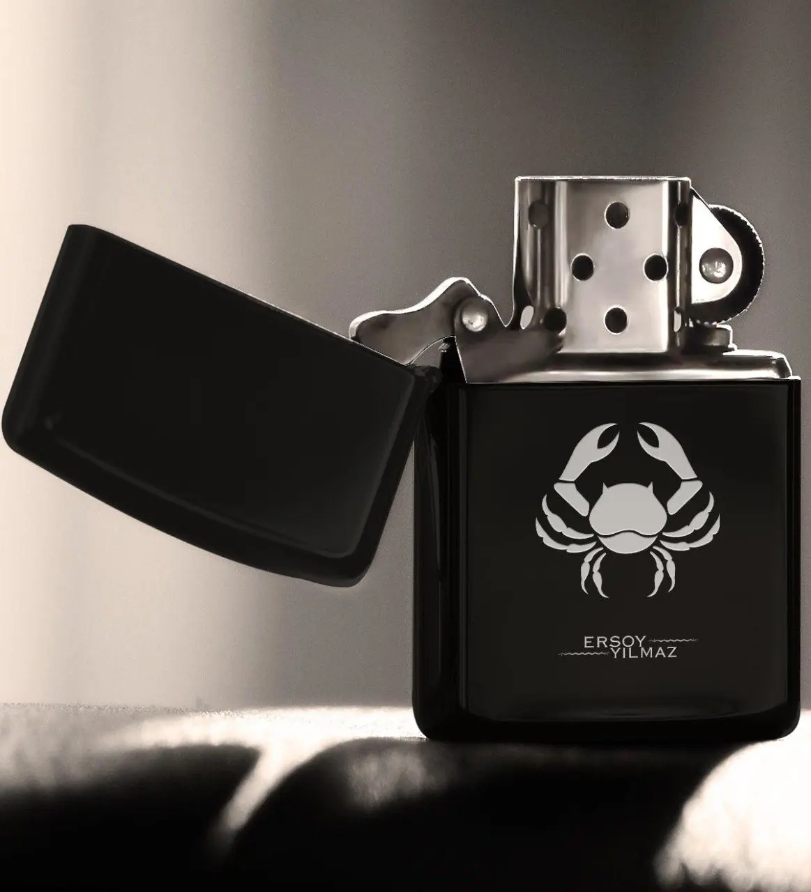 

Personalized Crab Zodiac Gasoline Black Metal Cigarette Lighter