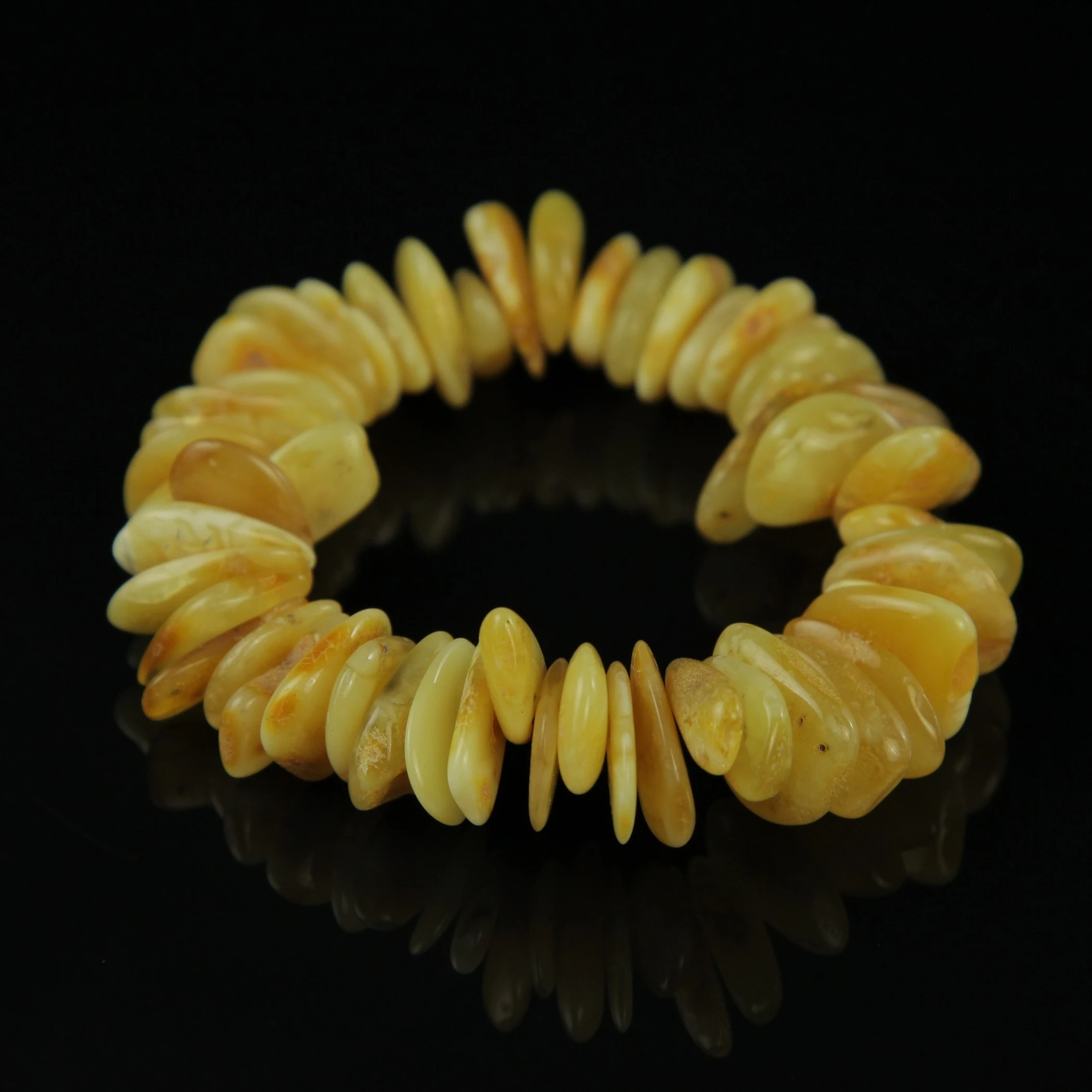 Женский браслет из балтийского