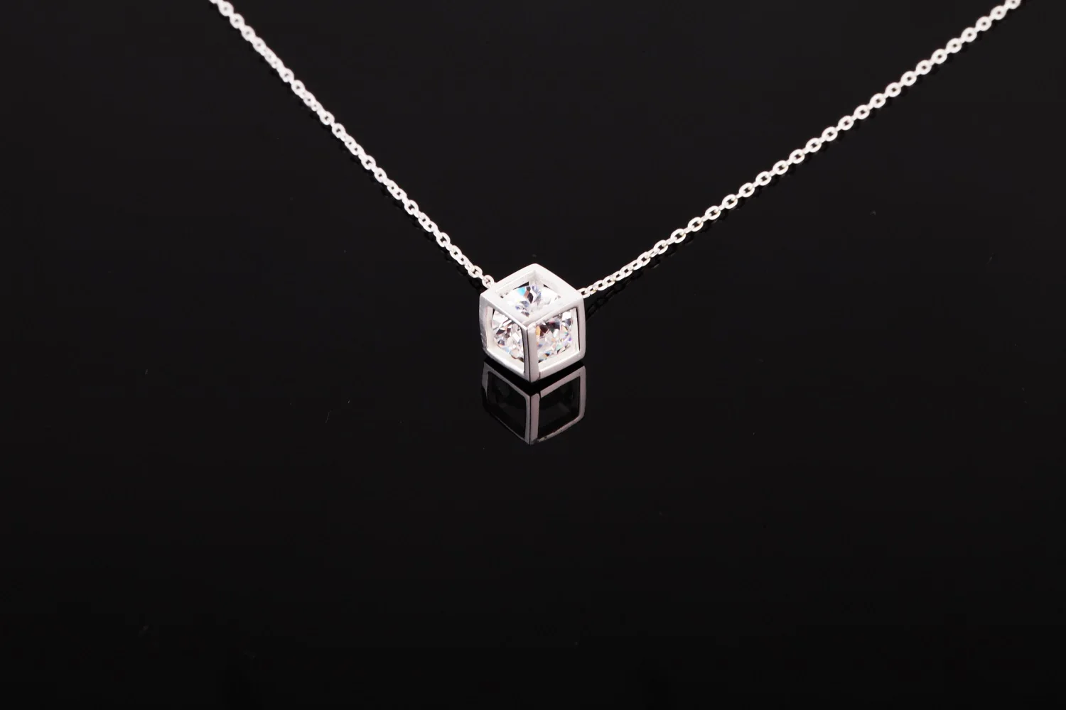 

Колье из серебра с искусственным камнем