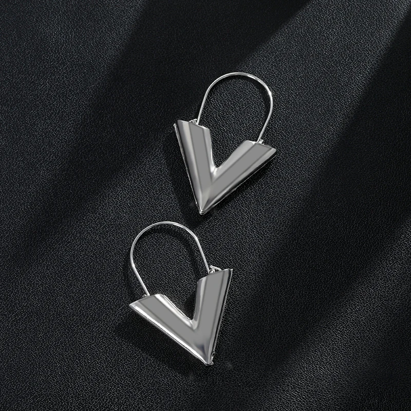 

Makersland V Shaped Hoop Earrings for Women Minimalist Geometric Earrings Letter V Triangle Metal Dangle Ear Fashion Jewelry New