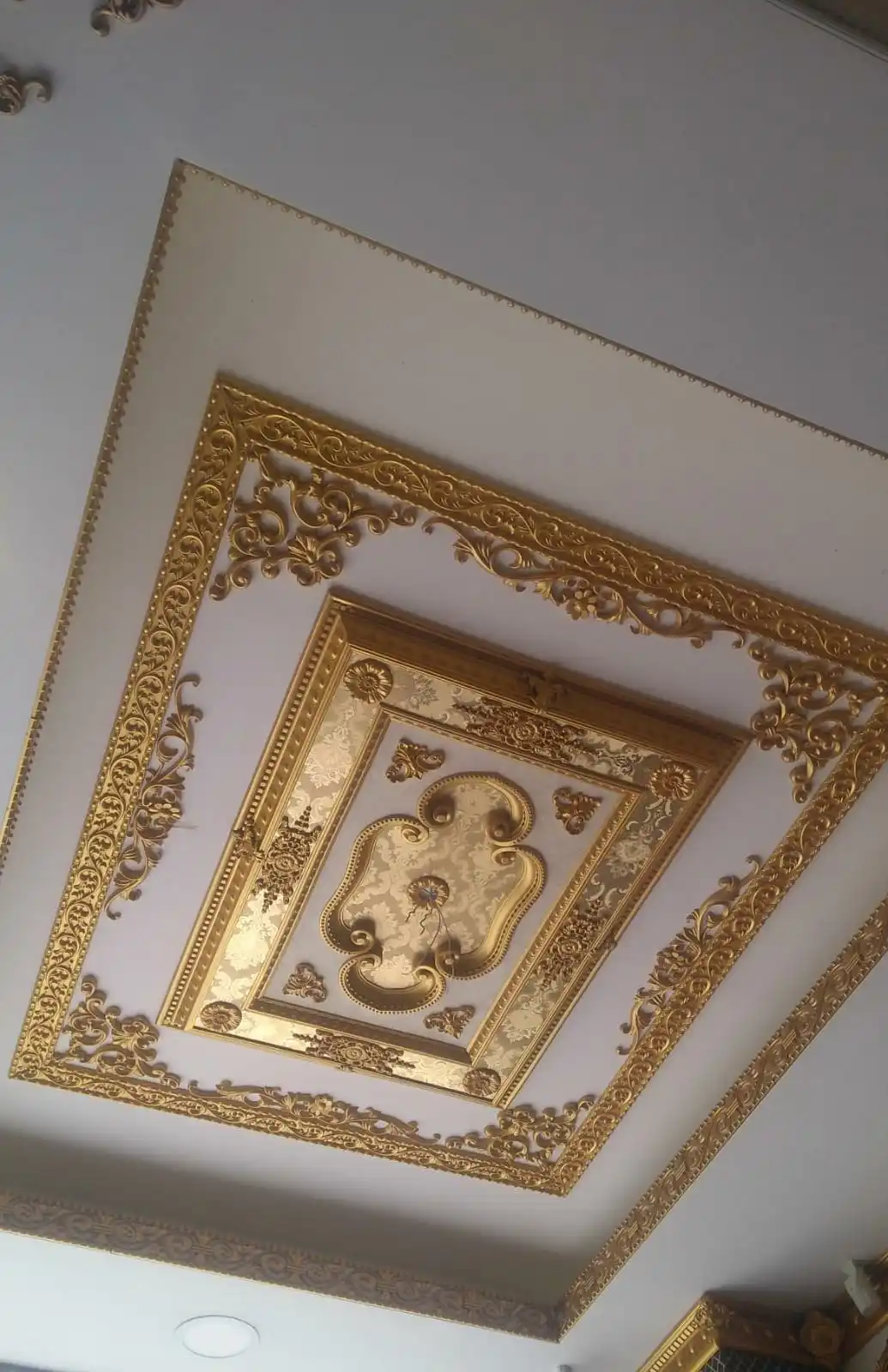 

DECOGOLD Decorative Golden Colored Embroidered Pasterboard Bordure DGM-16