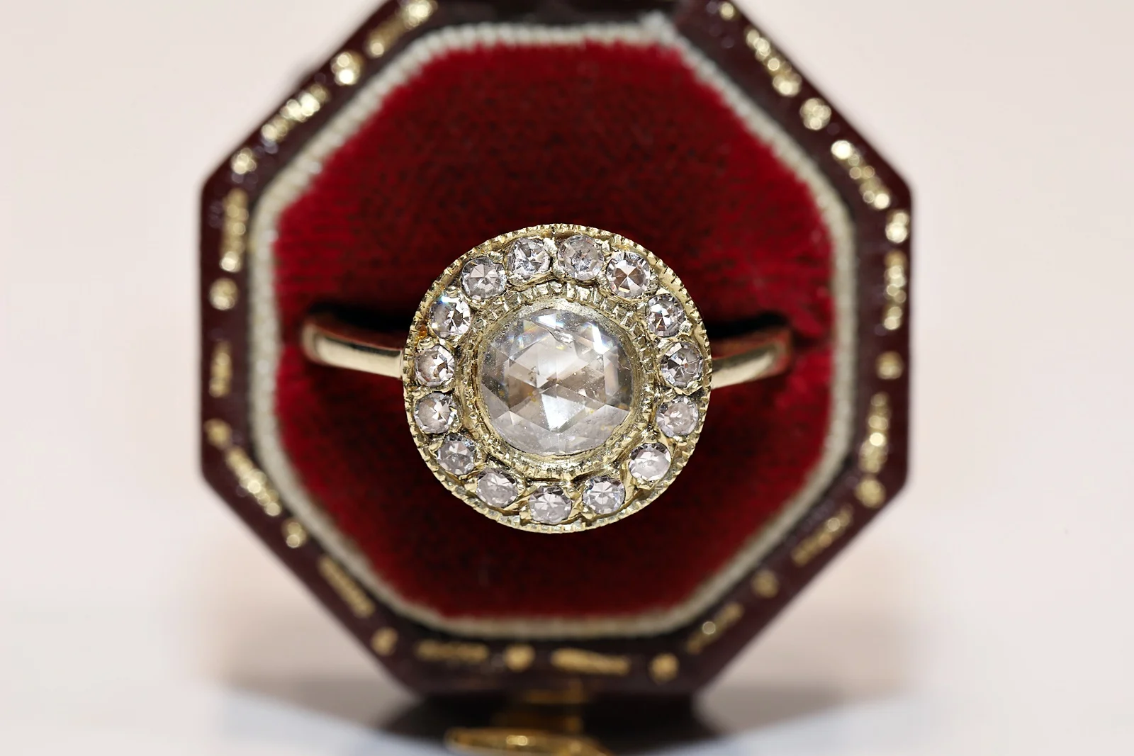 

Оригинальное Винтажное кольцо из 14-каратного золота с натуральными бриллиантами и искусственными камнями