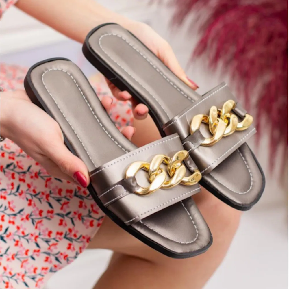 Moda Kadın Terlik Tasarım Günlük Zincir Detaylı Bahçe Women's Slippers 2022 Summer New Fashion Buckle Solid Color Outwear