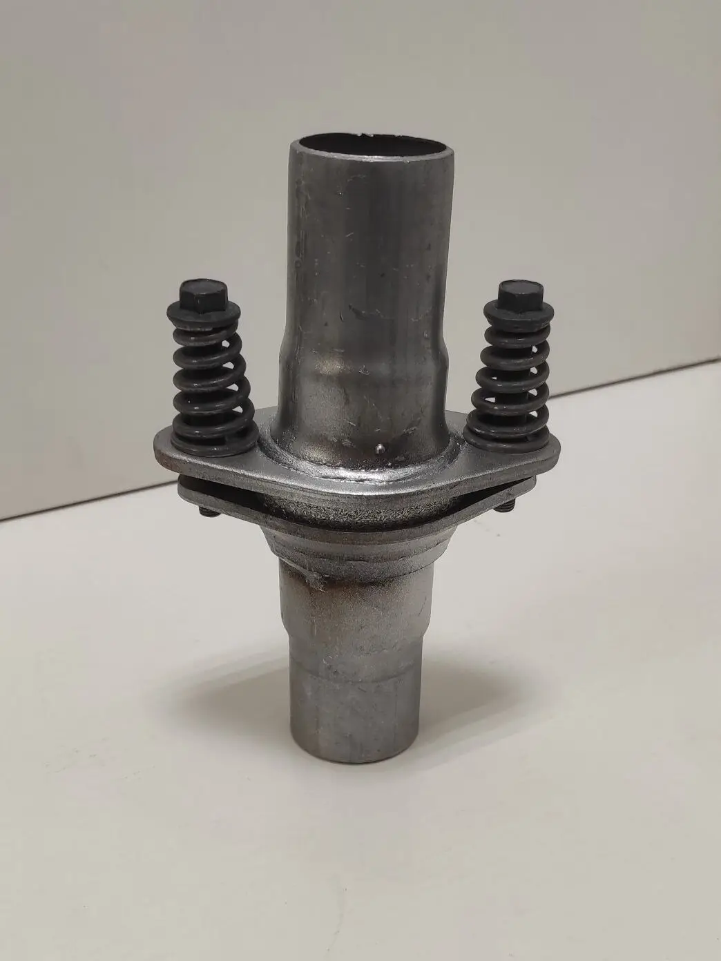 Фланец ремонтный глушителя d40. Фланец треугольный ф63 мм. Фланец глушителя ремонтный ауди 100 45 2. Ремонтный фланец глушителя 45. Ремонтный фланец глушителя.