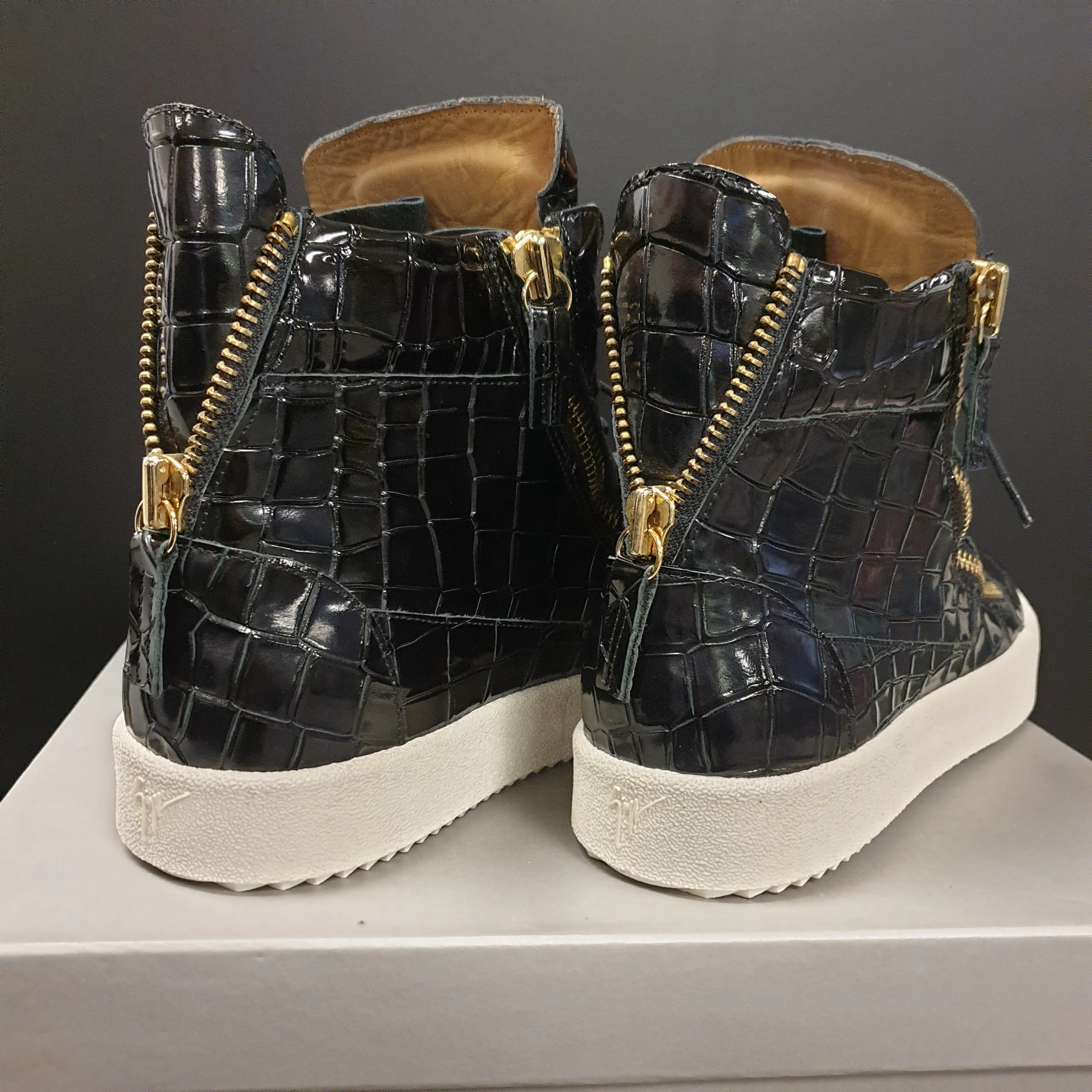 

Luxury Men's shoes Sneaker high quality Real Leather boots Red sole