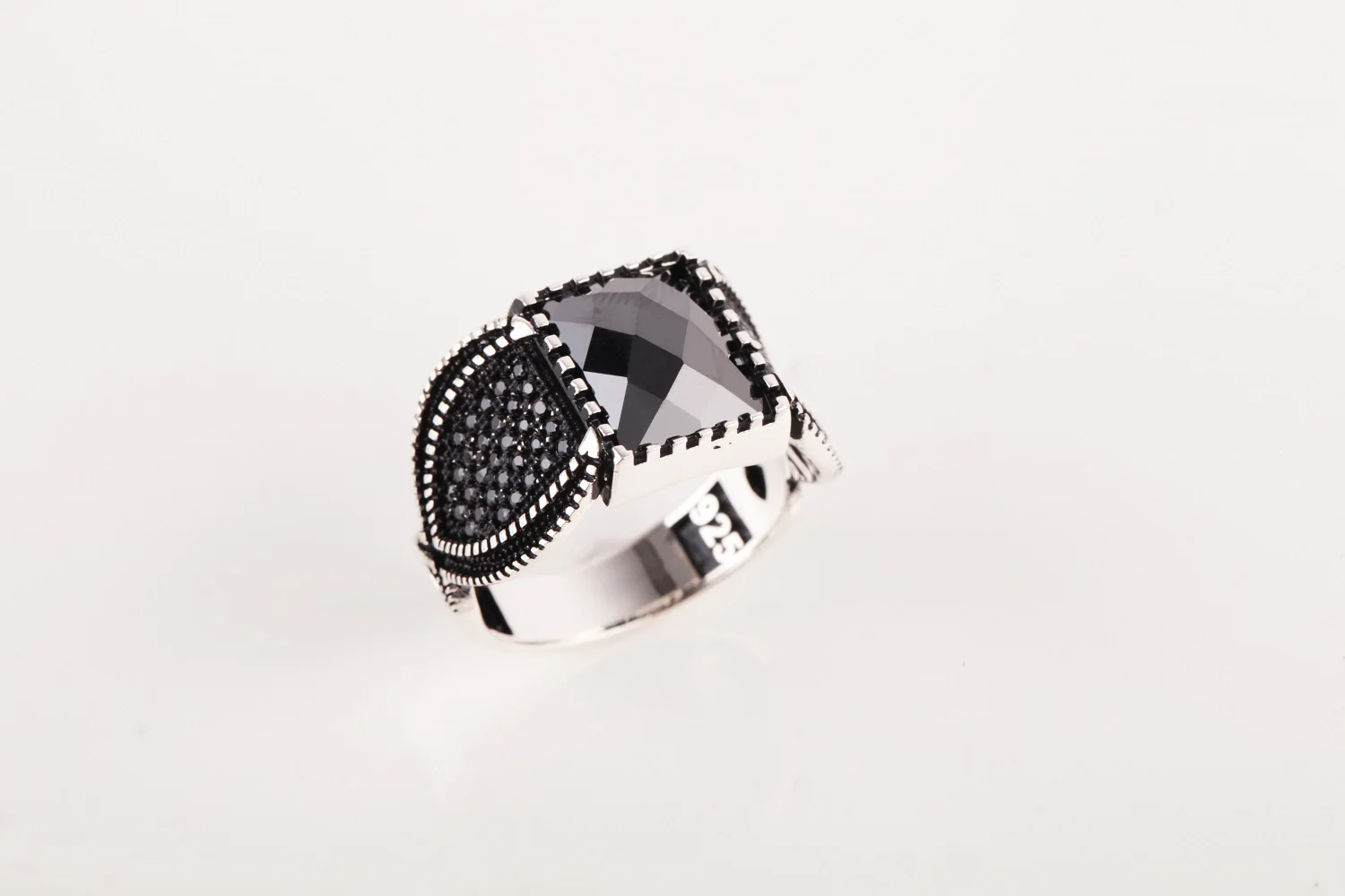 

Мужское серебряное кольцо UM US JEWELRY с микро кубическим цирконием