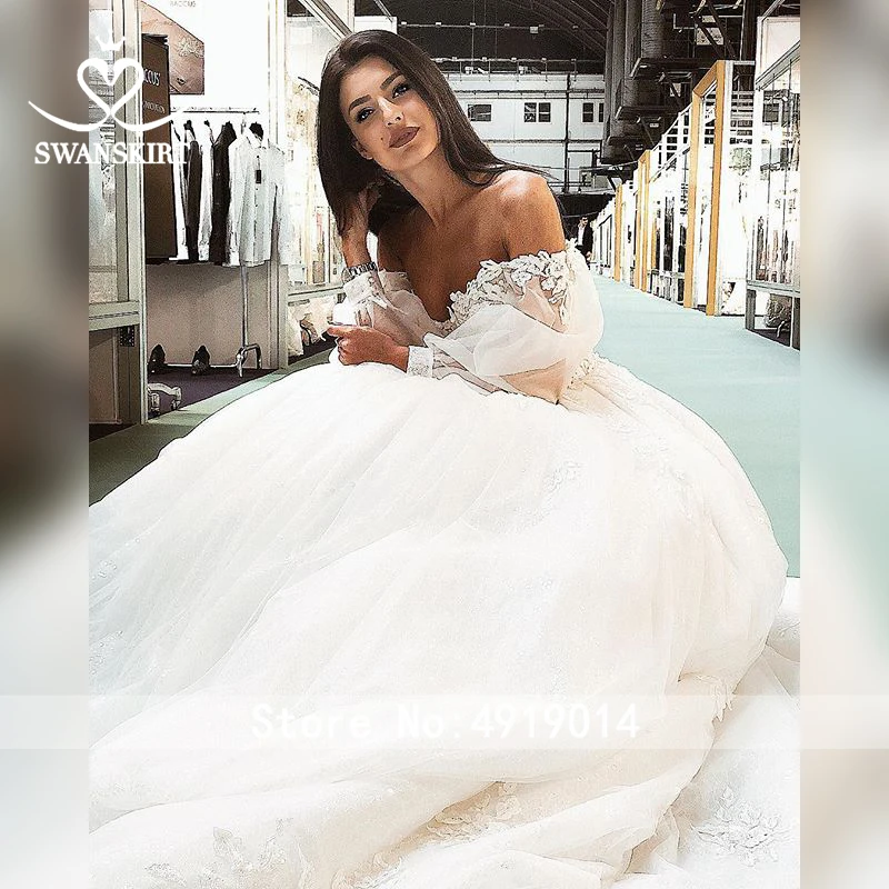 Vintage Appliques Ball Gown Wedding Dress Swanskirt Boat Neck Vestido de noiva lantern Sleeve Princess Bride Gown F148