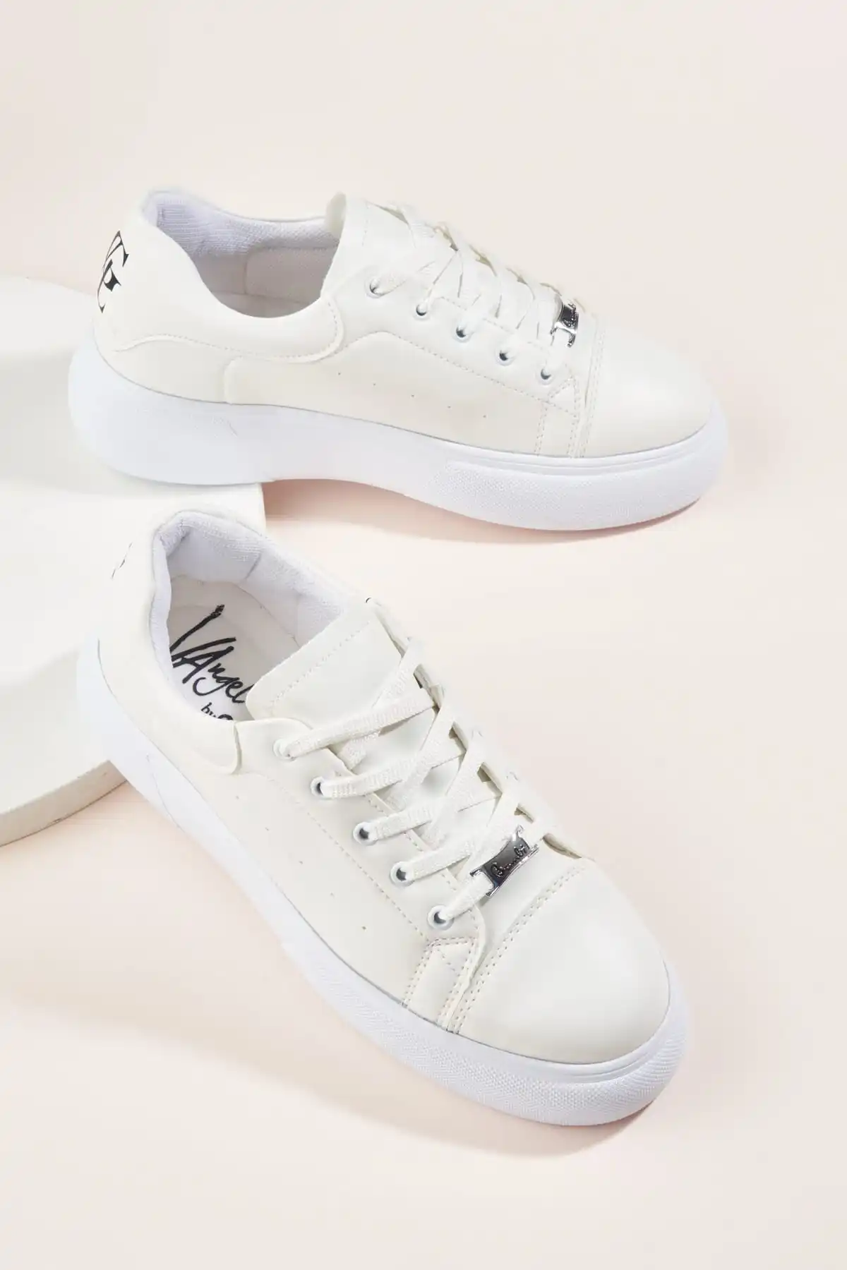 Белые женские кроссовки Bambi H0598032509 | Обувь