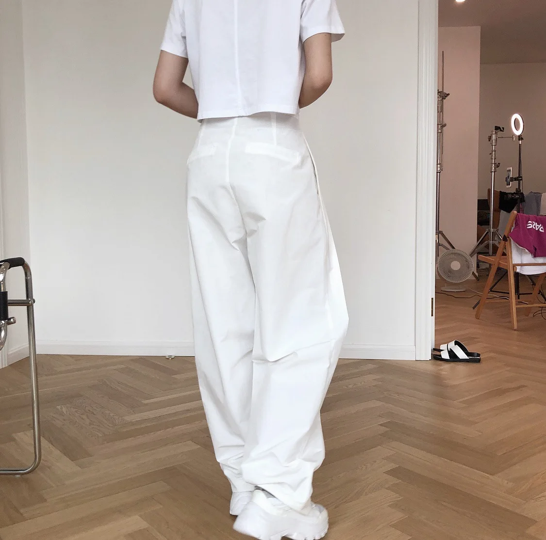 

spring woman white cotton trousers