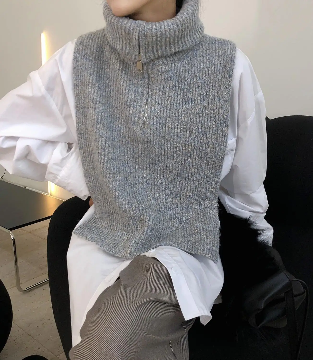 Женская теплая жилетка-свитер с молнией |