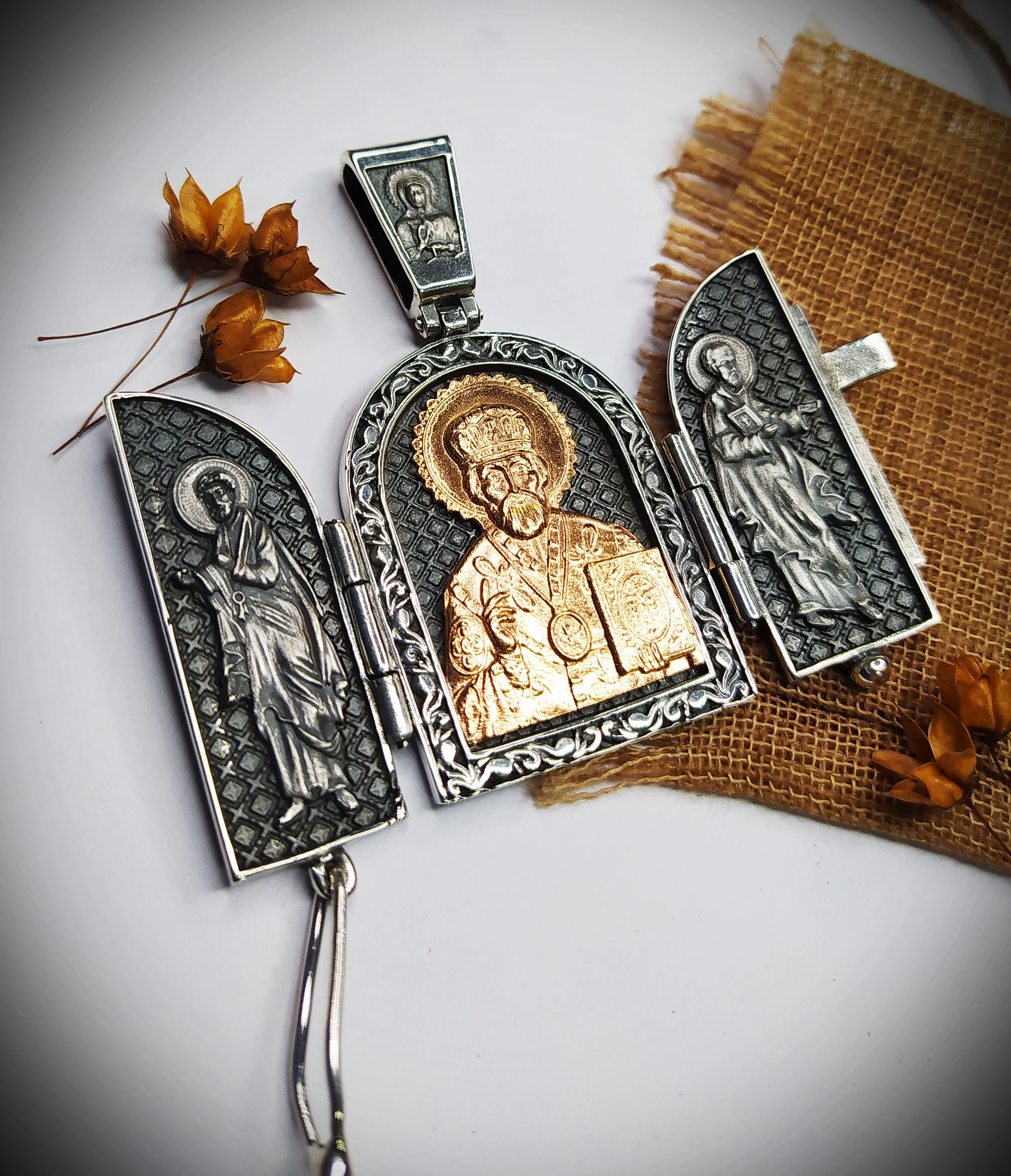 Нательный складень икона с ликами святого Николая и из серебря 925 пробы позолотой