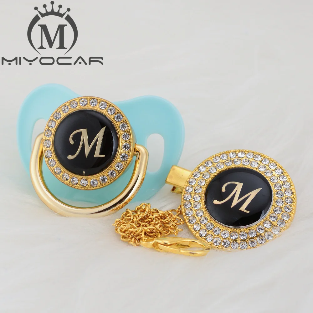 MIYOCAR цвета: золотистый, серебристый имя инициалы буквенные красивый bling соска и соска клип BPA бесплатно пустышка bling уникальный дизайн LAS-8/9