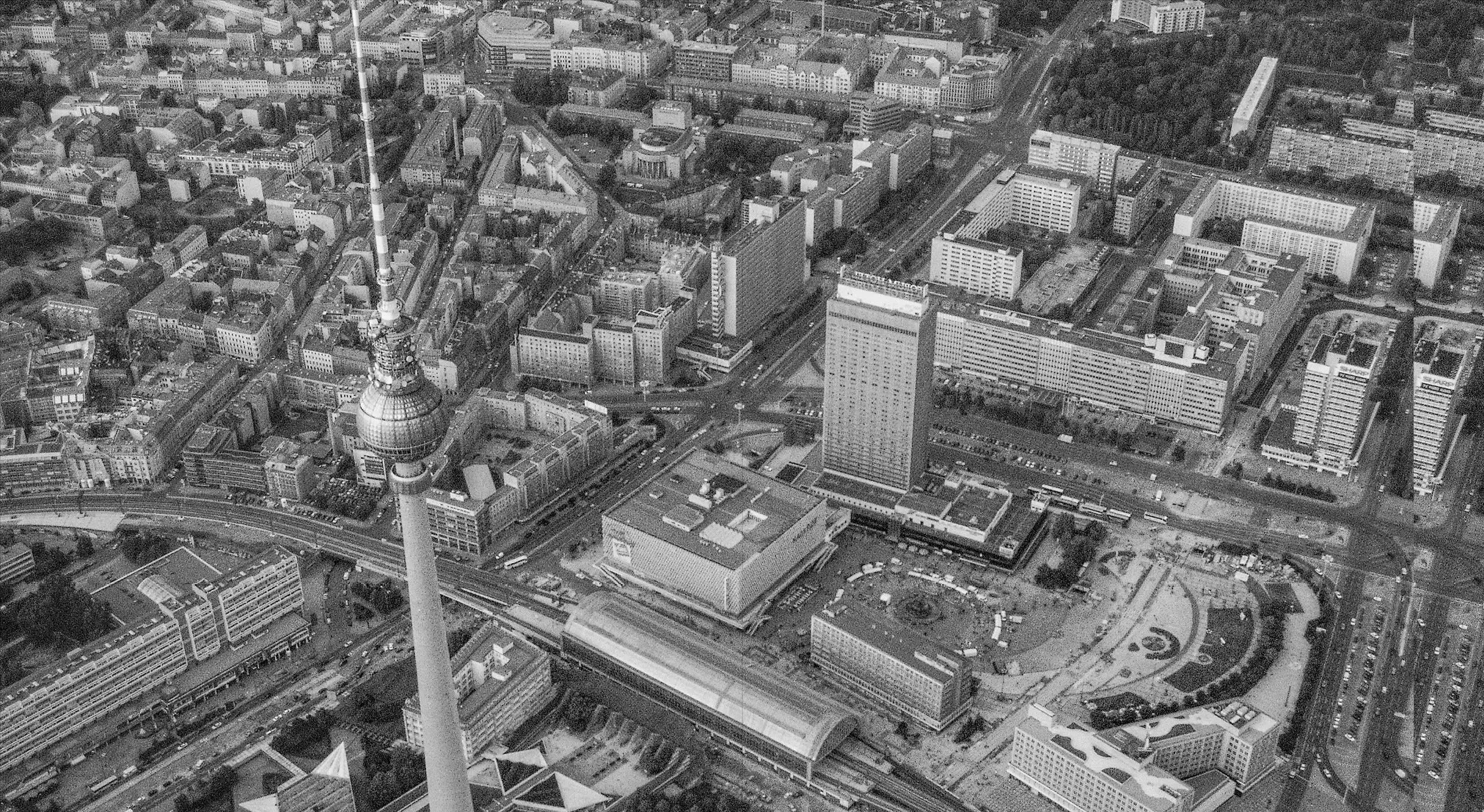 Книга Berlin: City Without Form: Strategies for a Different Architecture ISBN 9783869222745 | Канцтовары для офиса и дома